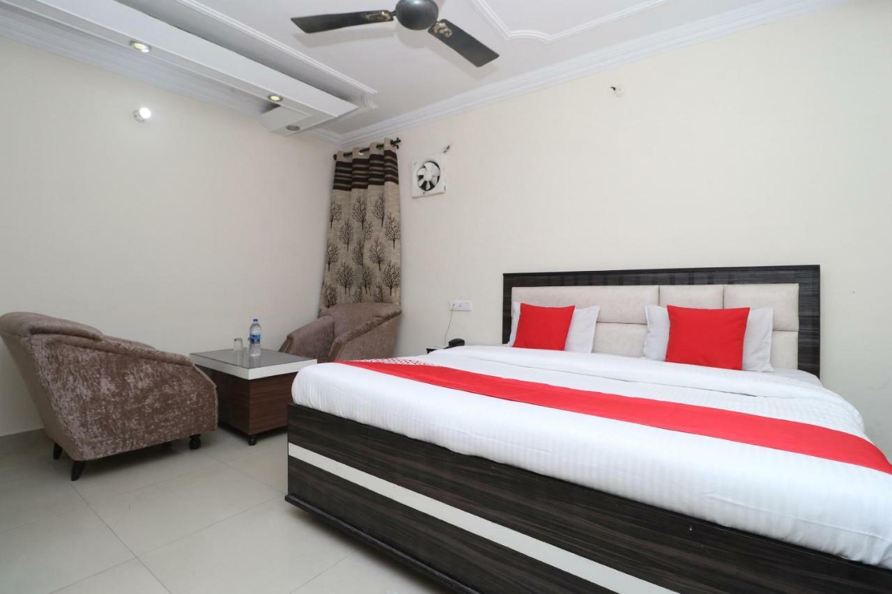 Oyo 37721 Hotel Kings Pathānkot Kültér fotó