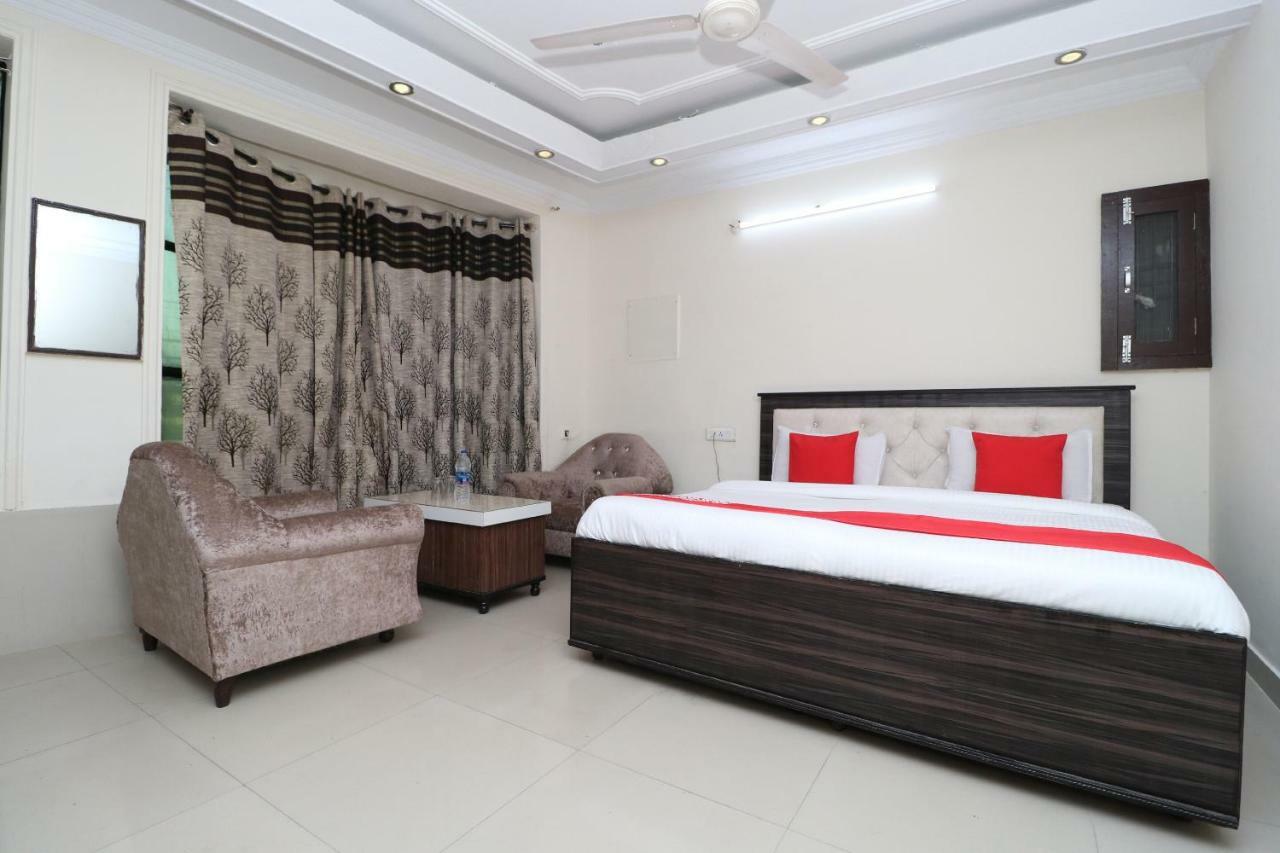 Oyo 37721 Hotel Kings Pathānkot Kültér fotó