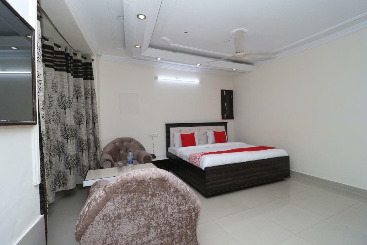 Oyo 37721 Hotel Kings Pathānkot Kültér fotó